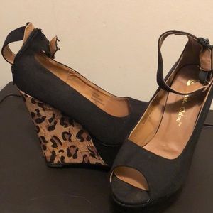 Black wedge heels with print on heel